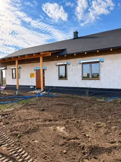 Widok frontowy domu ze stolarką
