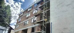 Widok większego obiektu z zamontowaną stolarką w Kielcach.