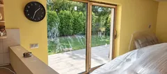 Przeszklenie z wyjściem na taras, widok od wnętrza.