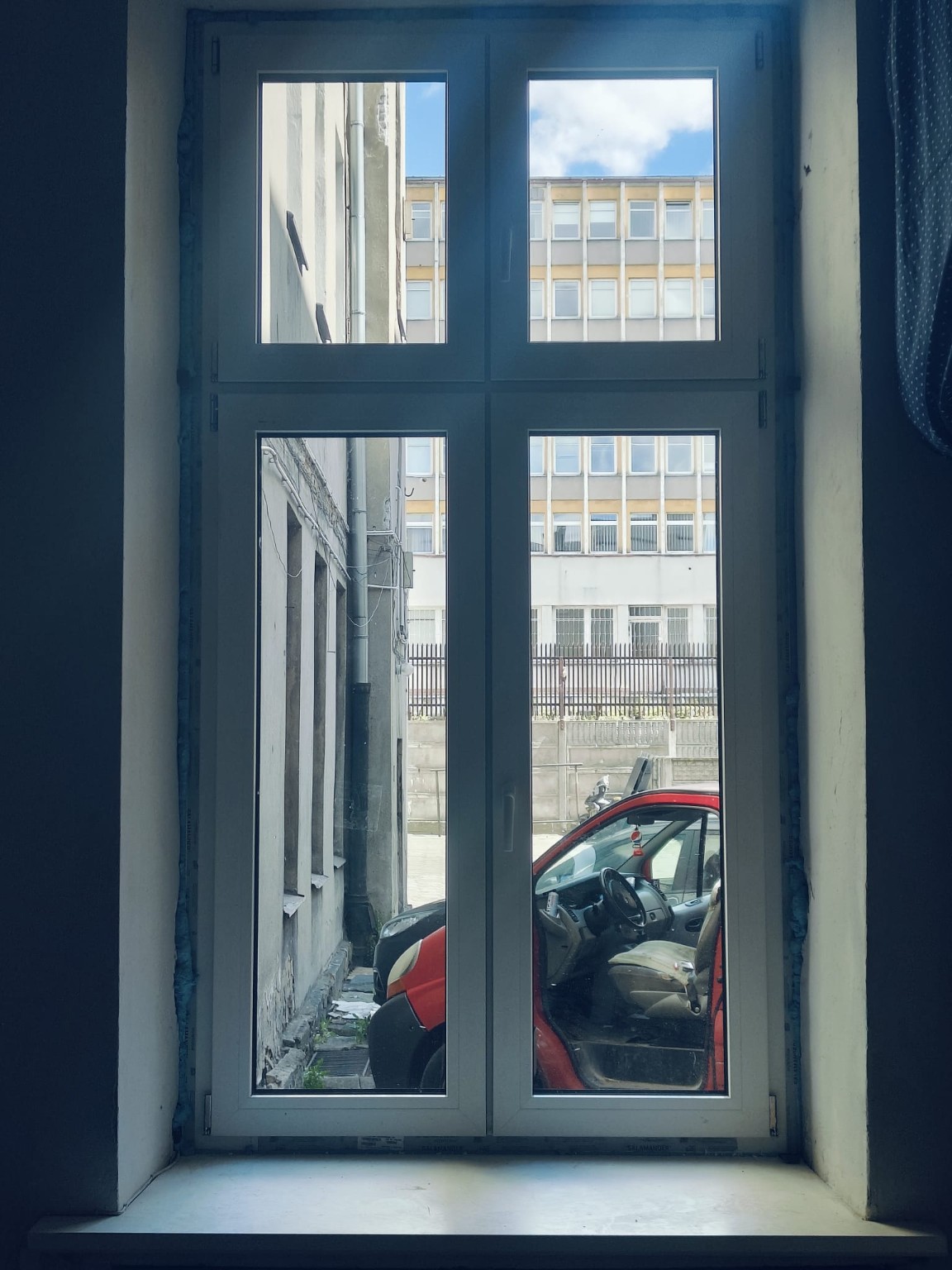 Wysokie okno — podział skrzydeł