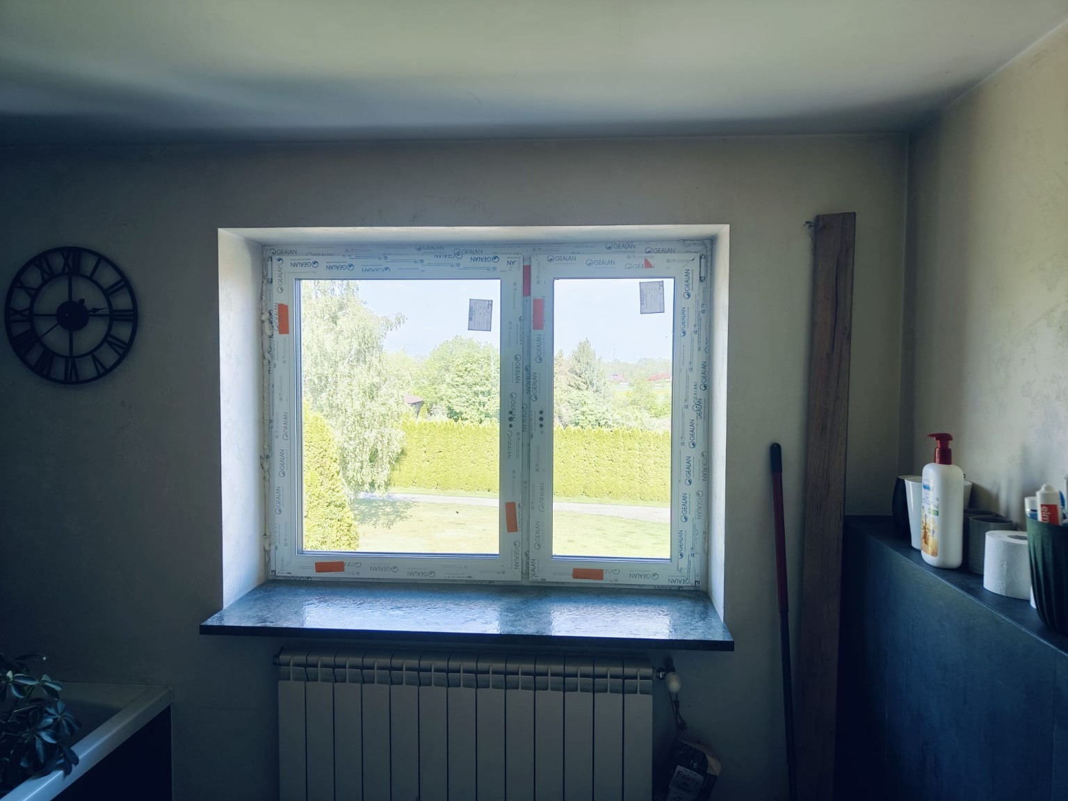 Biała stolarka z wykończeniem
