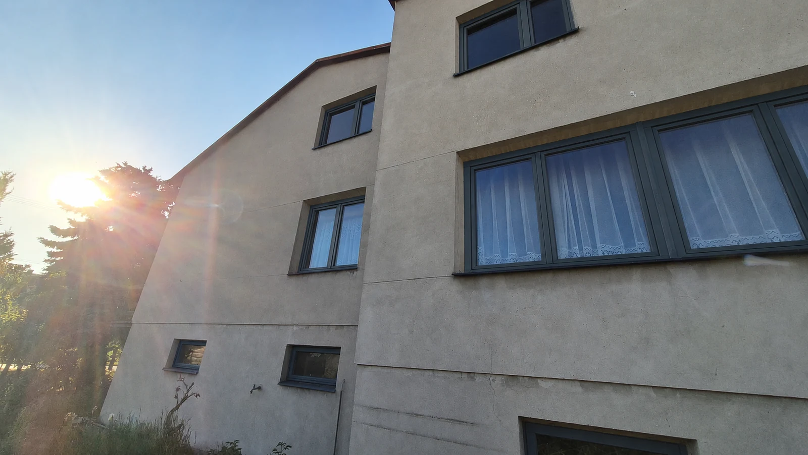 Wariant elewacji piętrowego domu z ciemną stolarką