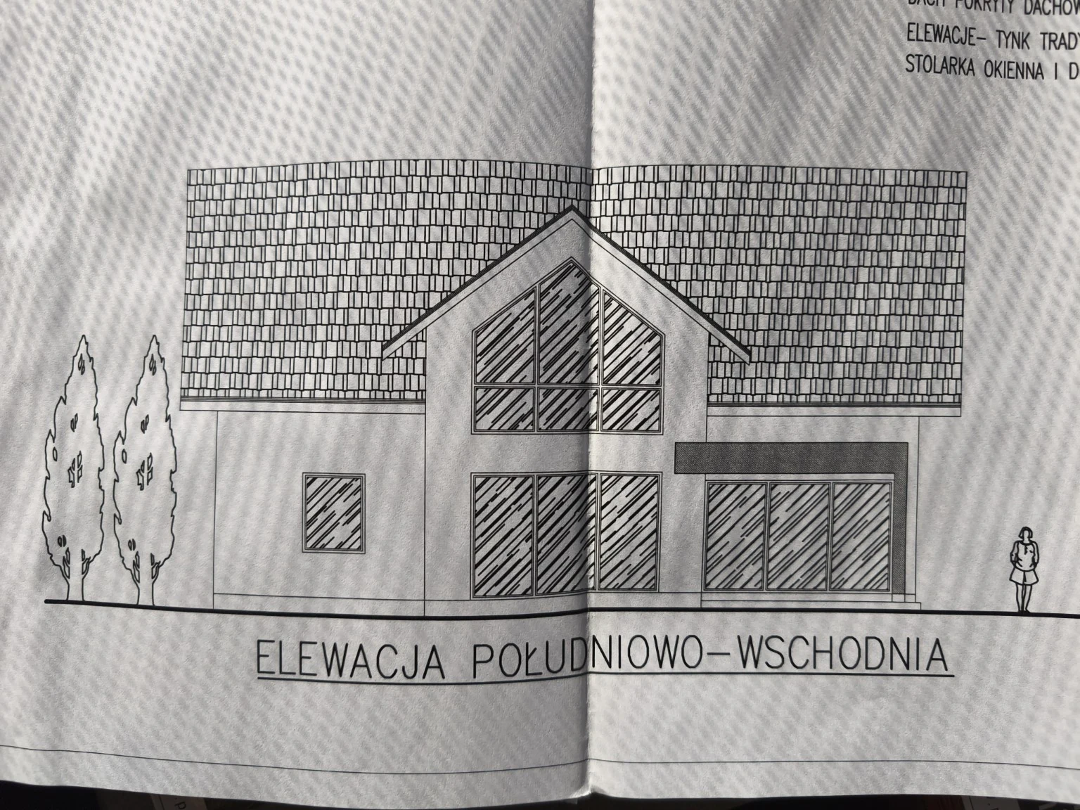 Rysunek elewacji z centralnym szczytem i przeszkleniem